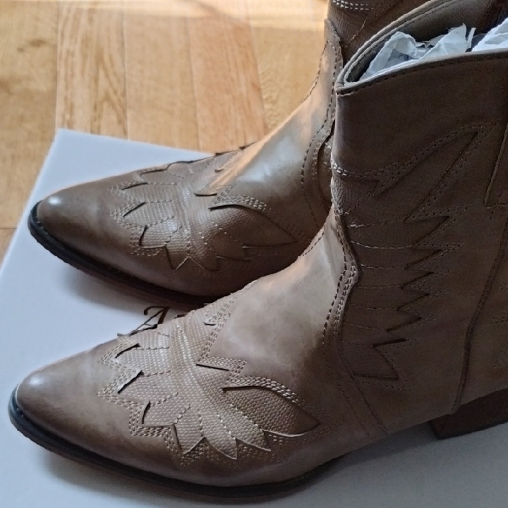 A Rider Girl Tan Ankle Booties - Picture 4 of 7